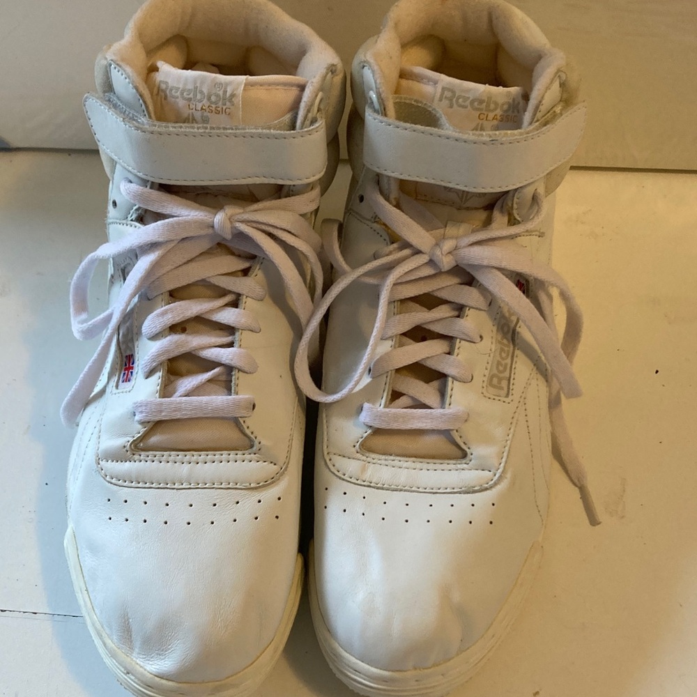 Vintage classic Reebok men’s high top sneakers. Never worn.